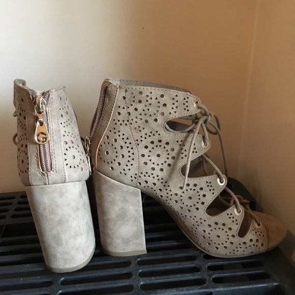 Lace-up cutout beige high-heels. - Picture 3 of 5